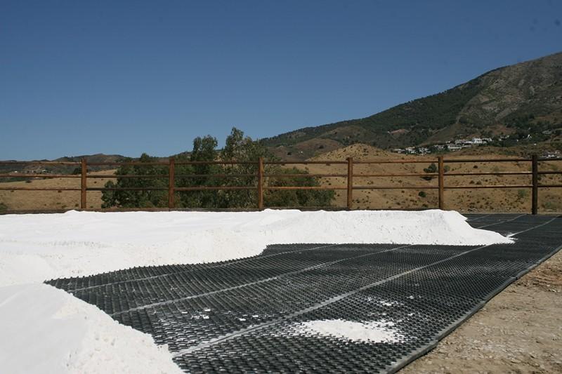 Instalación de suelo de rejilla en pista de doma