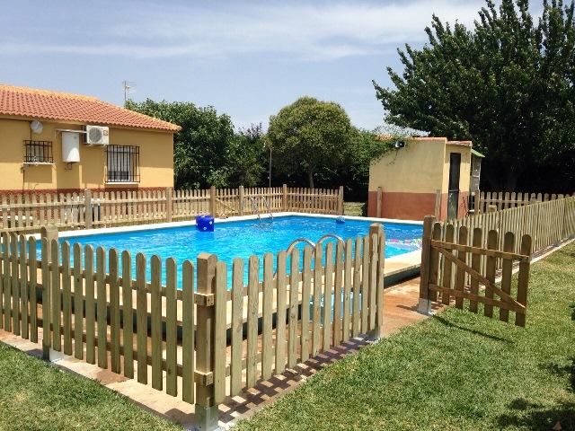 Vallas imitacion madera para jardines y piscinas comunitarias