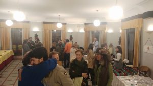 gente en el showroom
